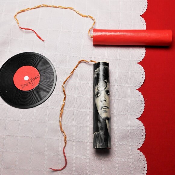 Portable and artistic belt made of cardboard dynamite sticks and posters - Picture 12 of 16